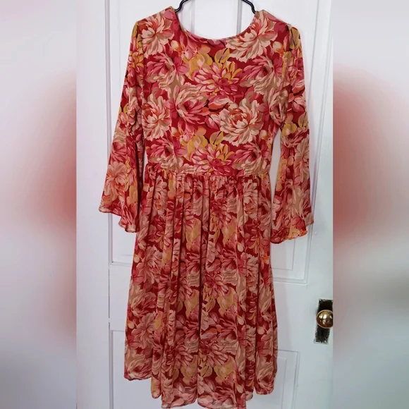 NWOT Torrid Mini-Dress with Flower-Print and Trumpet Sleeves size 00 - Picture 3 of 6